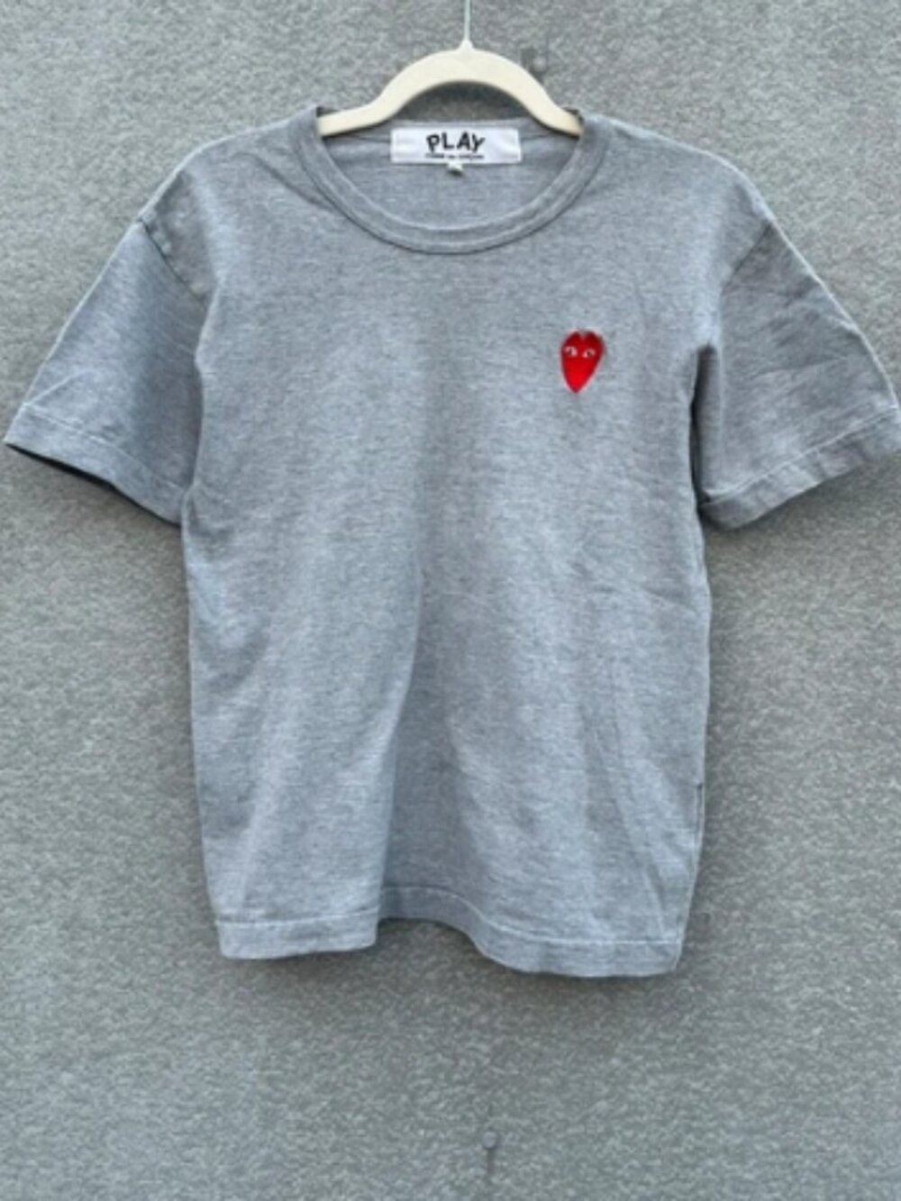 Kawakubo Ling PLAY series gray red heart T-shirt